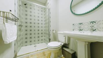 Shower, hair dryer, towels, shampoo