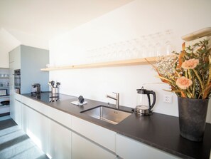 Kühlschrank, Ofen, Geschirrspüler, Kochgeschirr/Geschirr/Besteck