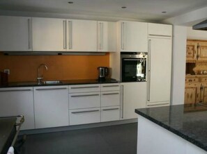 Kühlschrank, Mikrowelle, Ofen, Geschirrspüler