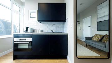 Fridge, oven, stovetop, electric kettle