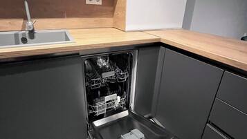 Een koelkast, een oven, een kookplaat, een vaatwasser
