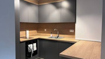 Fridge, oven, stovetop, dishwasher