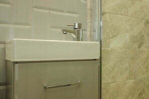 Dusche, Handtücher, Shampoo