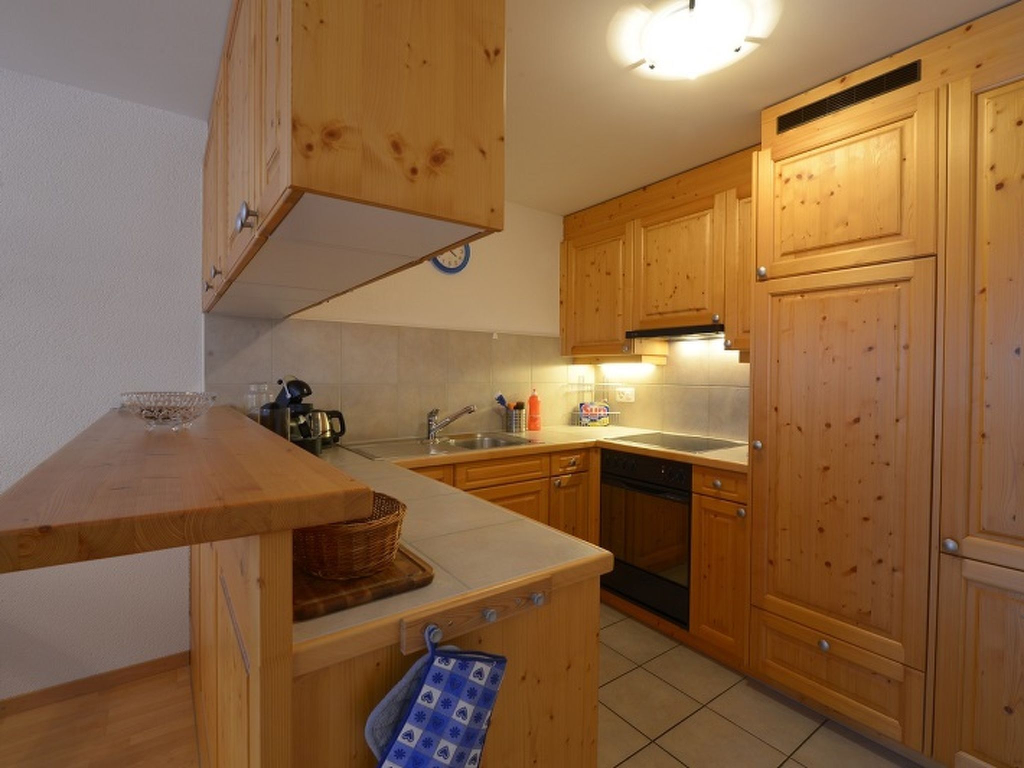 Jääkaappi, uuni, astianpesukone, keittoastiat/astiat/ruokailuvälineet