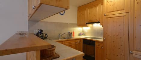 Fridge, oven, dishwasher, cookware/dishes/utensils