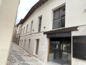 Vista frontal de la propiedad