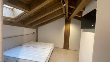 Habitación con 1 cama doble o 2 individuales, baño privado, en una planta alta | Wifi gratis