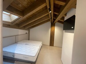 Camera con letto matrimoniale o 2 letti singoli, bagno privato, piano elevato