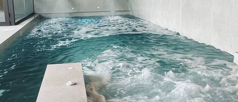 Un sauna, una bañera de hidromasaje