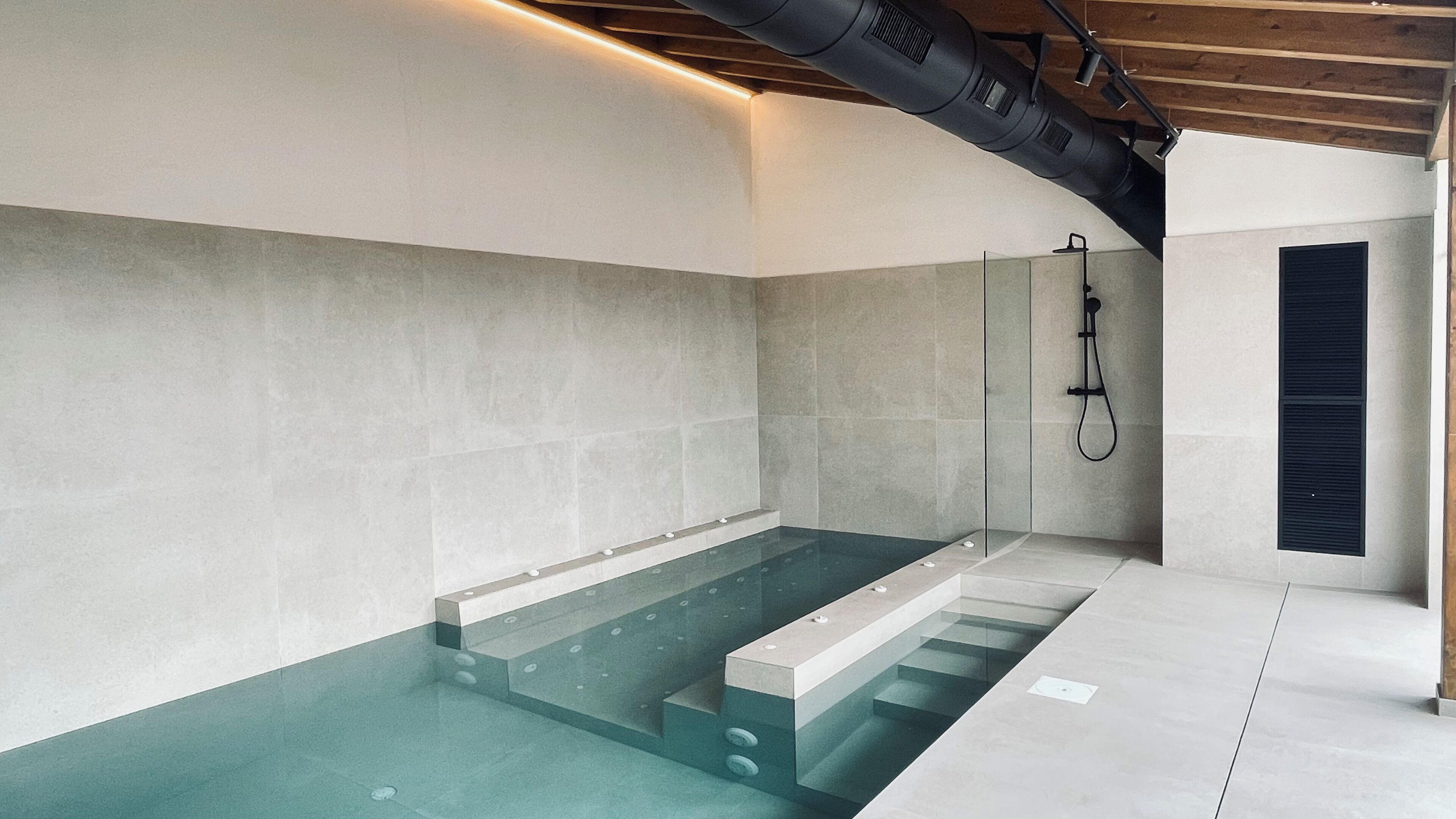 Indoor pool, sun loungers