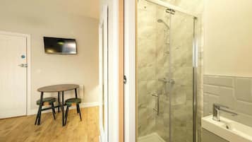 Een douche, handdoeken, shampoo