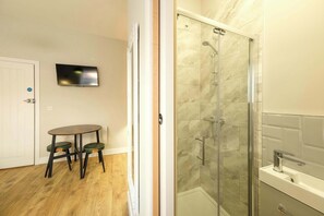 Dusche, Handtücher, Shampoo