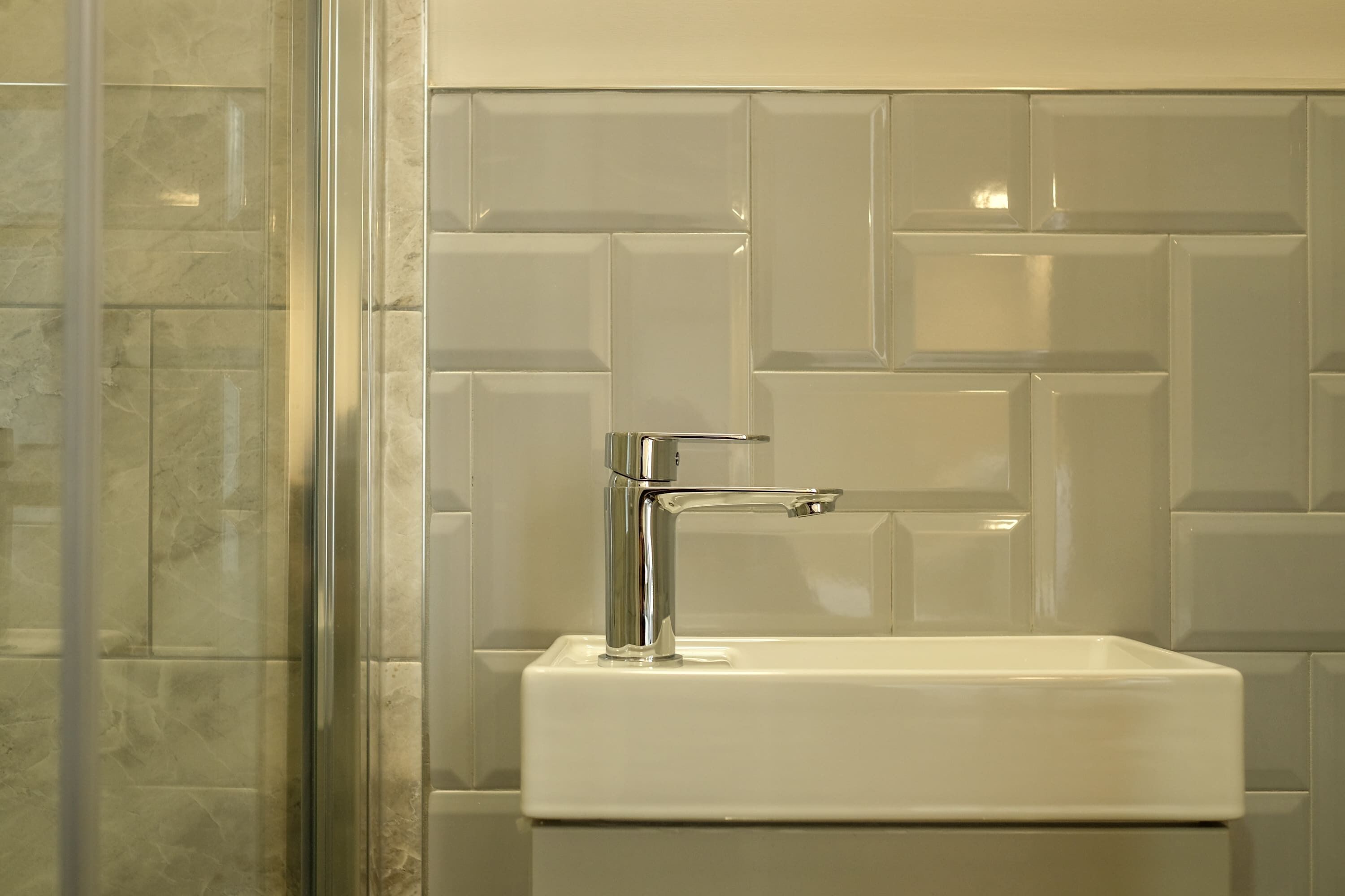 Een douche, handdoeken, shampoo