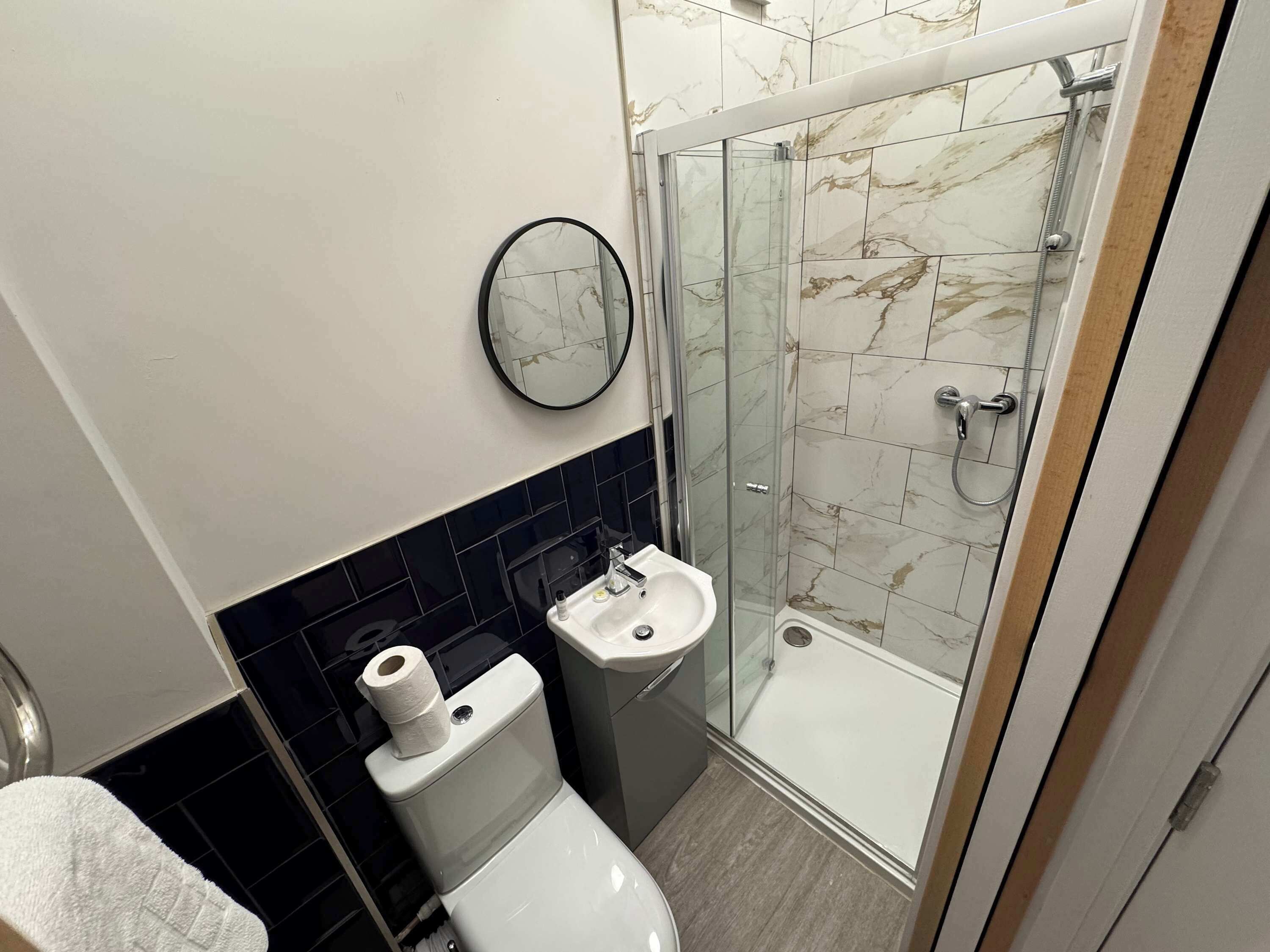 Dusche, Handtücher, Shampoo