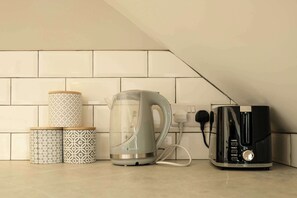 Eine Küche mit Wasserkocher, Toaster und verzierten Behältern.