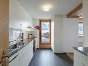 Kühlschrank, Ofen, Geschirrspüler, Kochgeschirr/Geschirr/Besteck