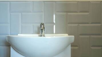 Shower, towels, shampoo