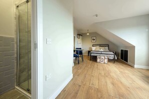 WiFi, bed sheets - The Willow - Studio 15 (Patchway)