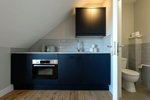 Fridge, oven - The Willow - Studio 15 (Patchway)