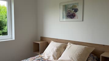 2 bedrooms, iron/ironing board, WiFi, bed sheets