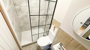 Dusche, Handtücher, Shampoo
