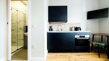 Fridge, oven, stovetop