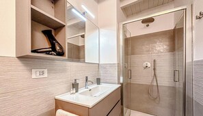 Shower, bidet, towels - [Outdoor Apt] Free Park • Bike Shuttle 3 min (Finale Ligure)