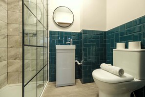 Dusche, Handtücher, Shampoo