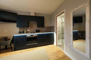 Kühlschrank, Ofen, Herdplatte, Wasserkocher