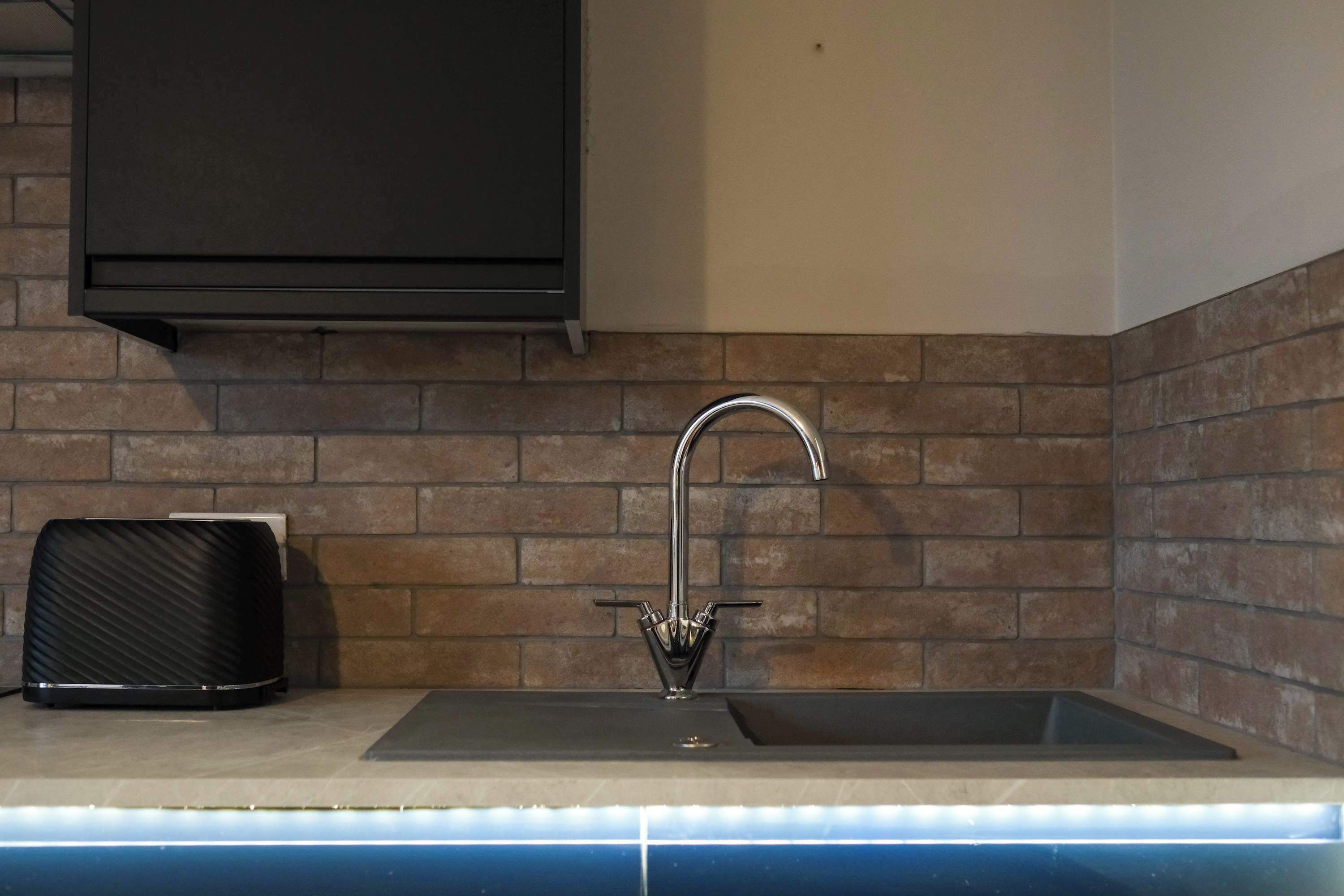 Fridge, oven, stovetop, electric kettle