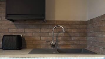 Fridge, oven, stovetop, electric kettle