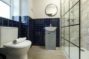 Dusche, Handtücher, Shampoo