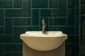 Bathroom - The Willow - Studio 30 (Patchway)