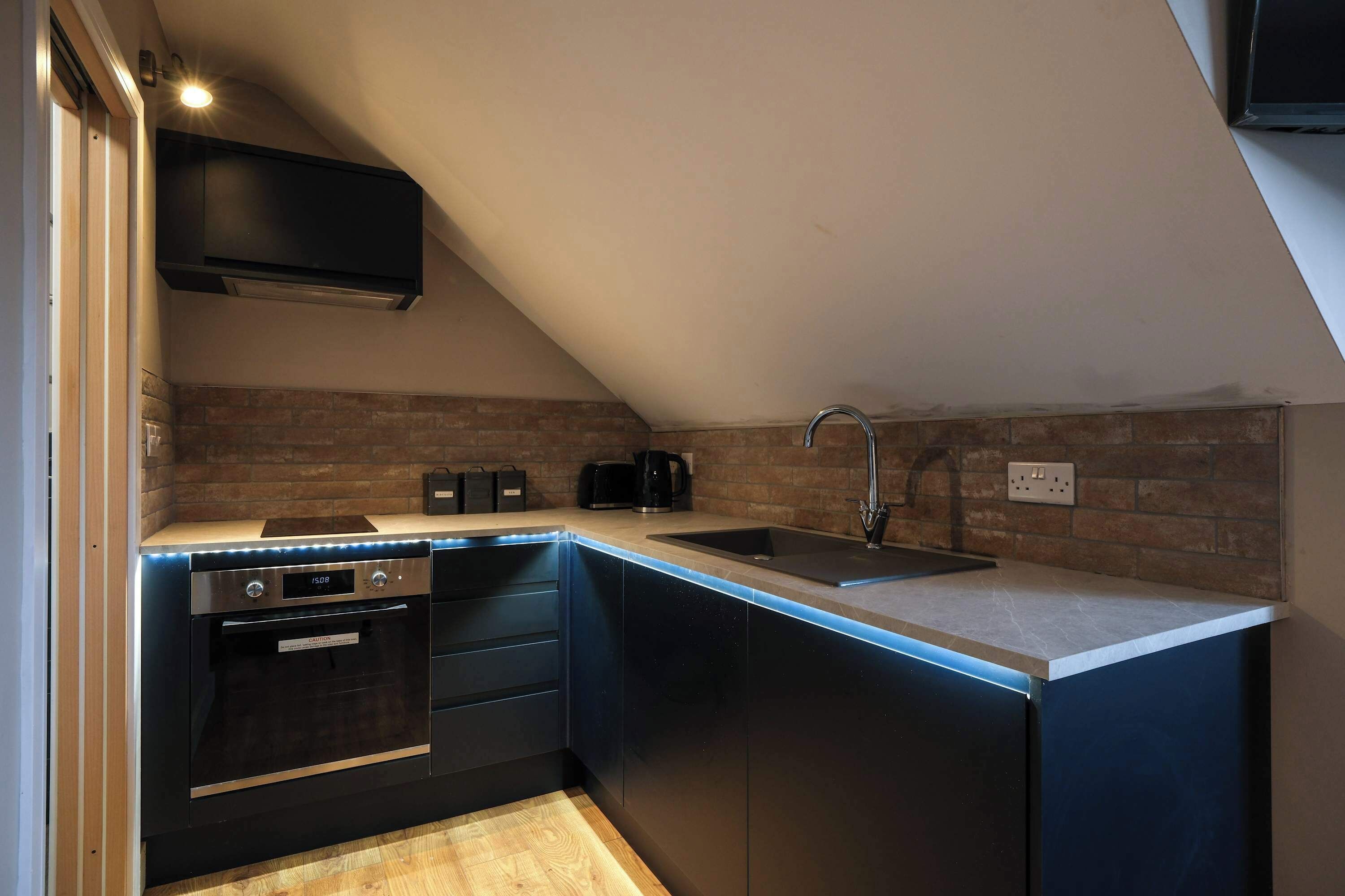 Fridge, oven, stovetop, electric kettle