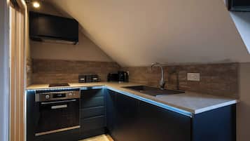 Fridge, oven, stovetop, electric kettle