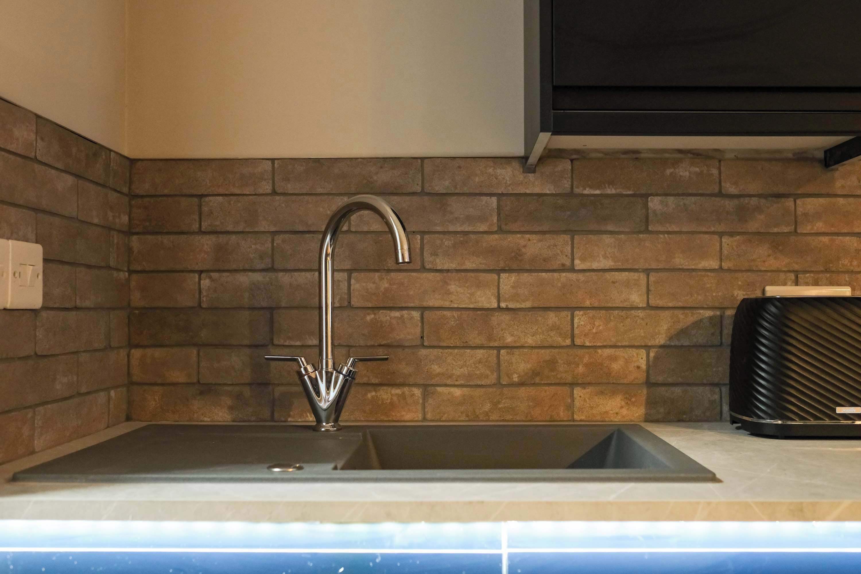 Fridge, oven, stovetop, electric kettle