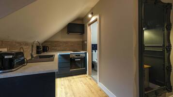 Fridge, oven, stovetop, electric kettle