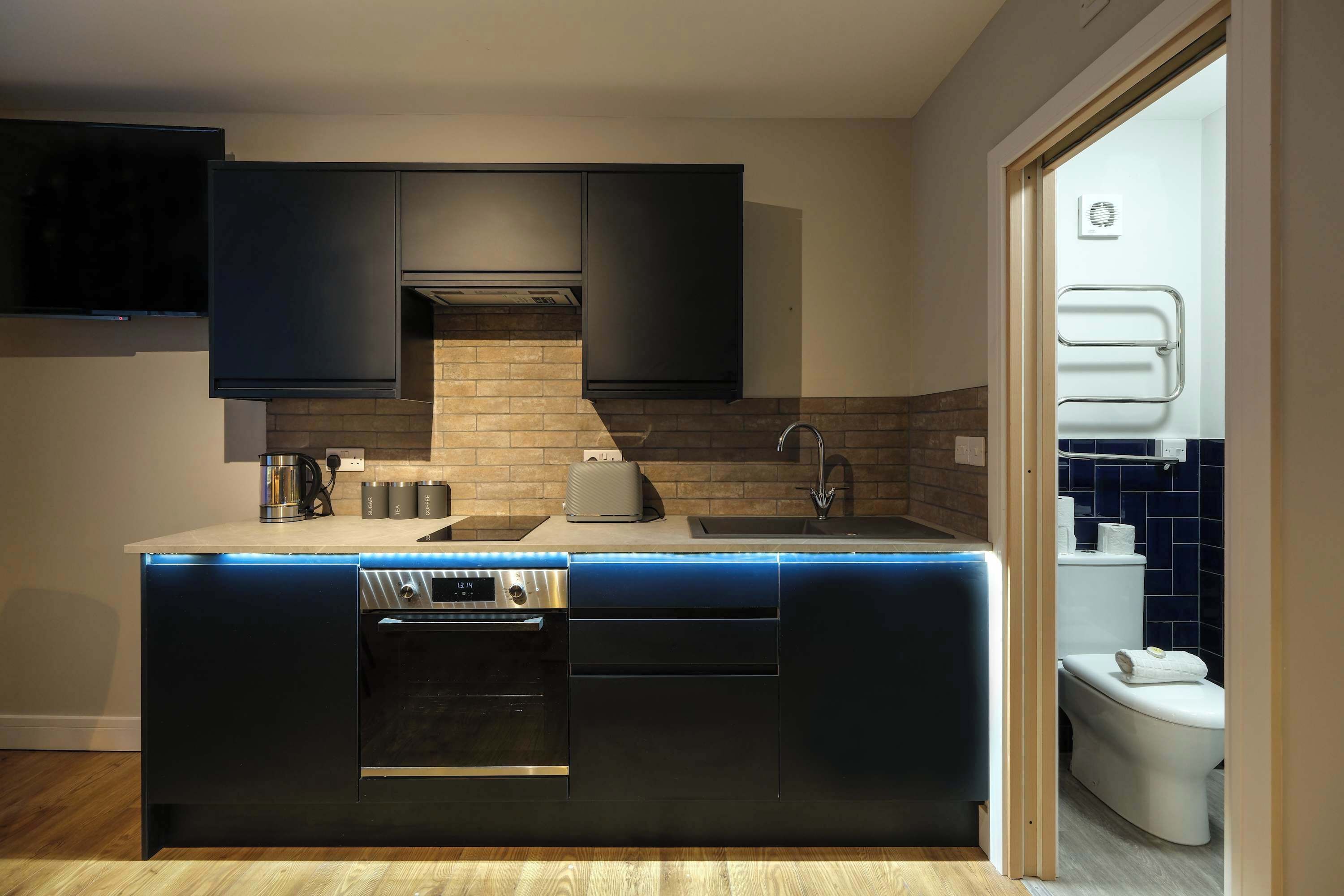 Fridge, oven, stovetop, electric kettle