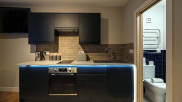 Fridge, oven, stovetop, electric kettle
