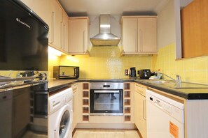 Fridge, microwave, oven, stovetop - St Thomas one bedroom flat (Bristol)
