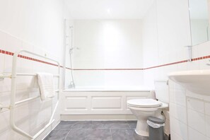 Shower, towels, shampoo - St Thomas one bedroom flat (Bristol)