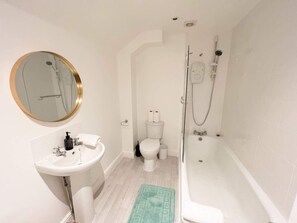 Shower, towels, shampoo - Two bedroom flat in City Road (Bristol City)