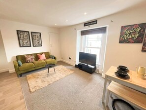 TV - Two bedroom flat in City Road (Bristol City)