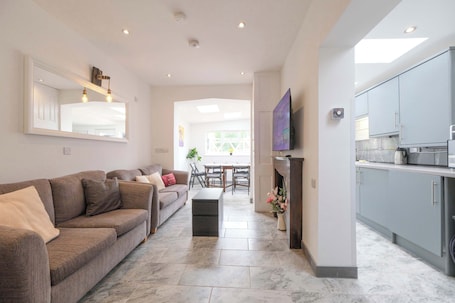TV. Five bedroom house in Douglas road