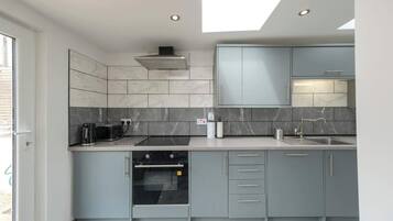 Fridge, oven, stovetop, coffee/tea maker
