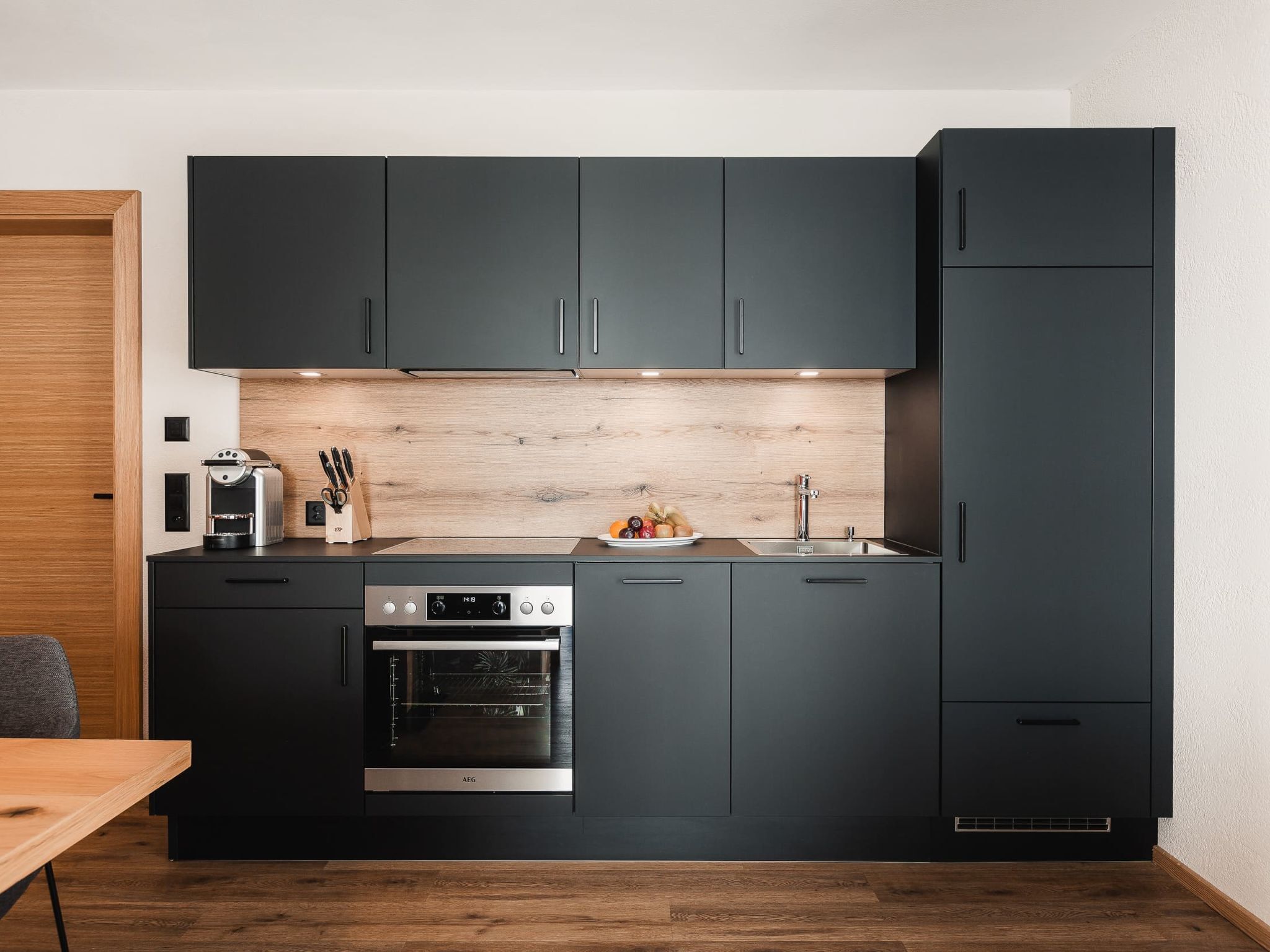 Fridge, oven, dishwasher, cookware/dishes/utensils