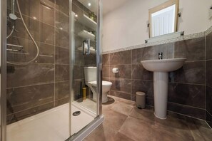 Shower, towels, shampoo - Sevastopol Four Bedroom House near Gloucester Road (Bristol City)