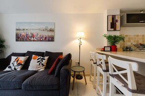 TV - Sevastopol Four Bedroom House near Gloucester Road (Bristol City)