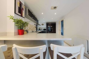 Fridge, oven, stovetop, electric kettle - Sevastopol Four Bedroom House near Gloucester Road (Bristol City)
