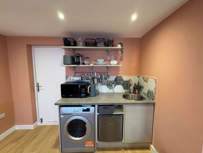 Fridge, microwave, electric kettle, toaster - Studio Flat in Seymour Road (Bristol City)